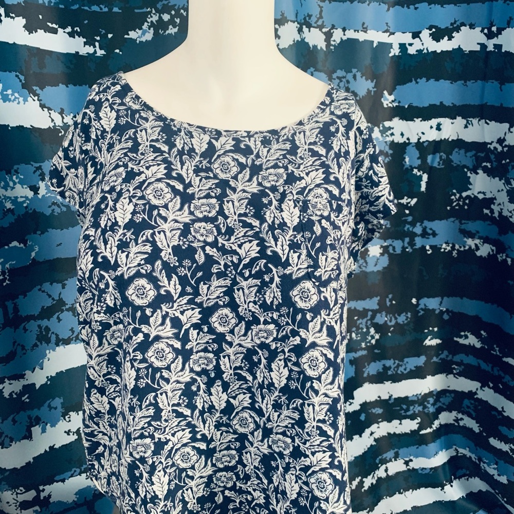 Brilliant White And Blur Floral Cap Sleeve Blouse. Size Large